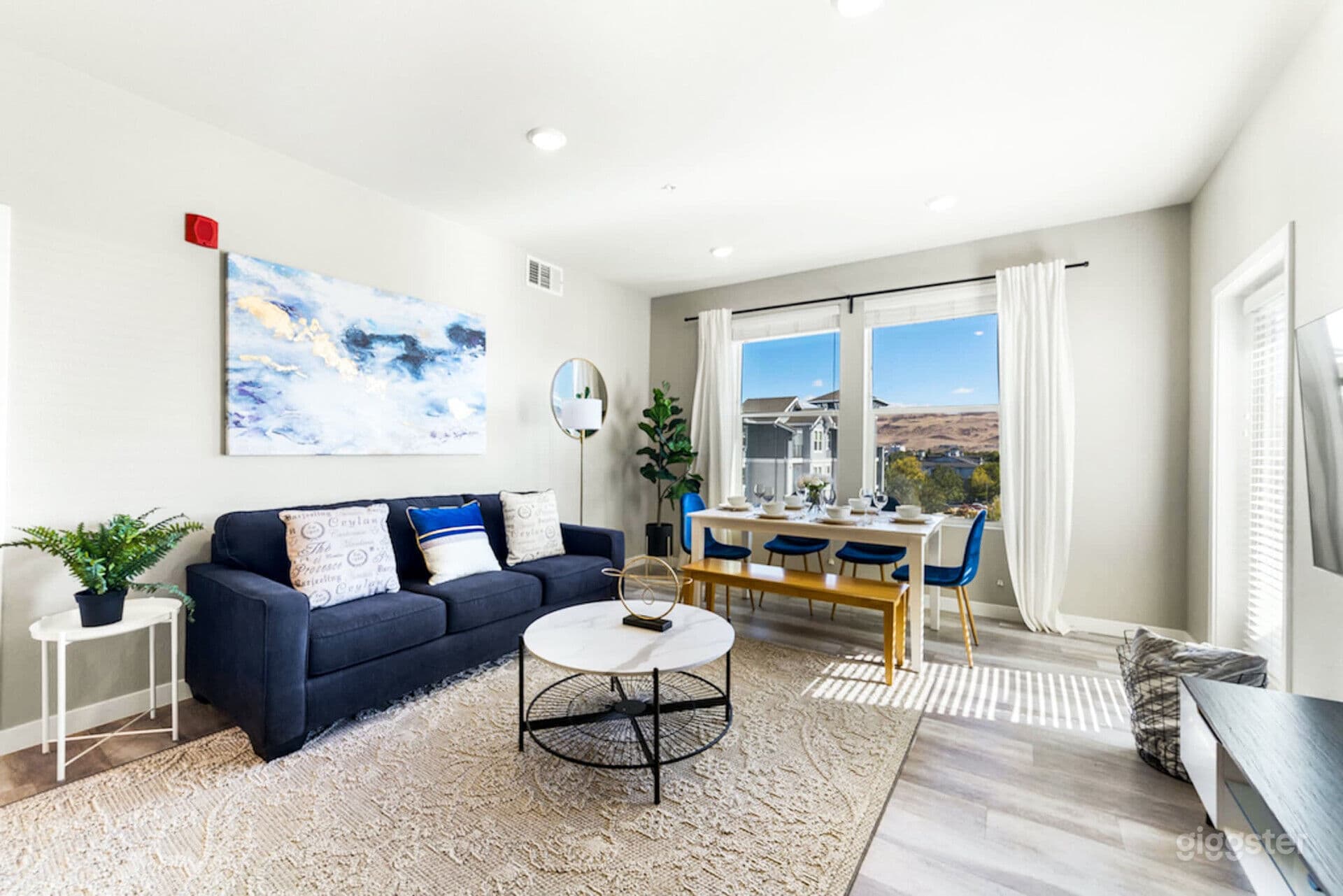 Designer Apt. with Jacuzzi, Pool & Mountain Views