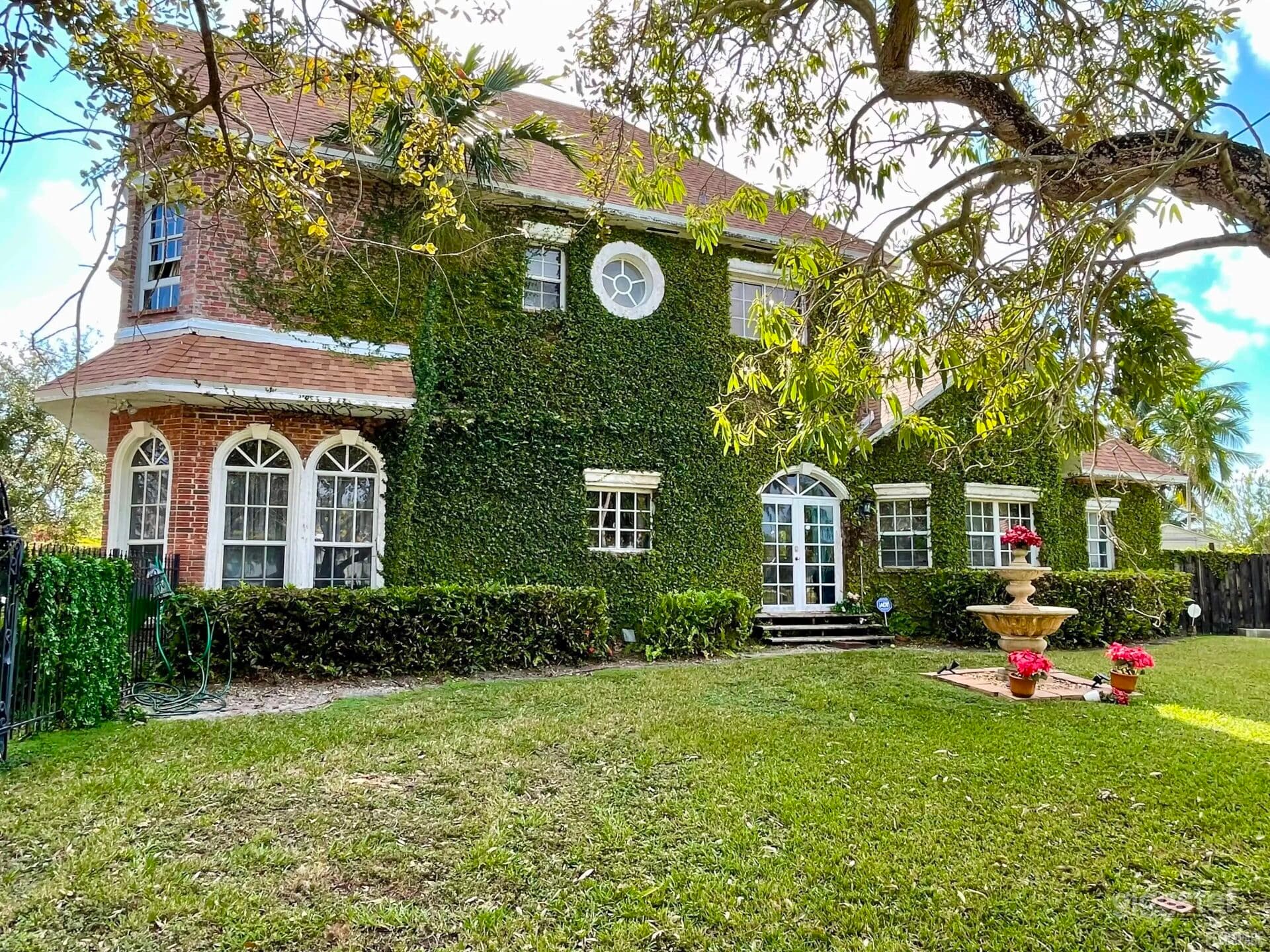 Brick Estate and Garden near The Falls, Miami
