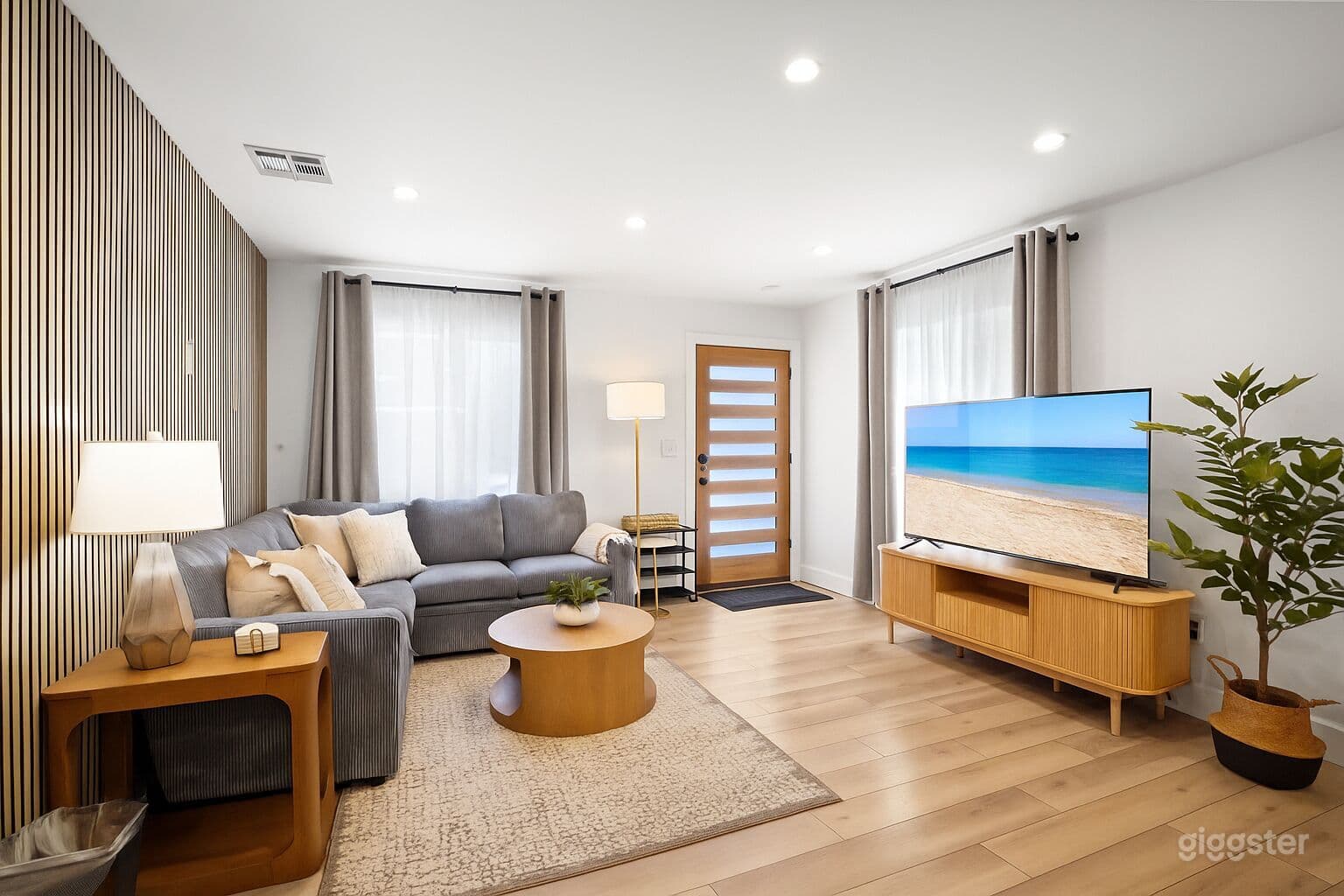 Bright & Modern Home in Reseda
