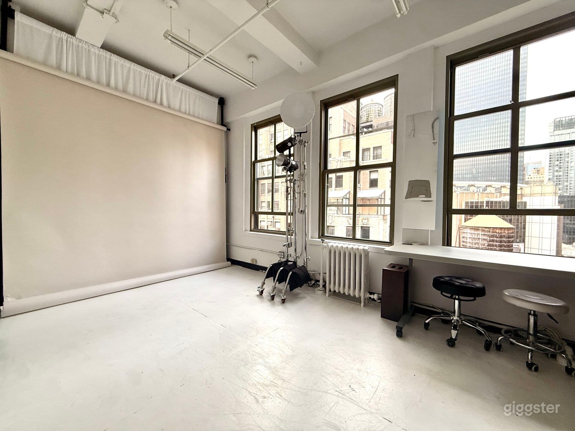 Manhattan Skyline Studio - Lighting & Gear Included