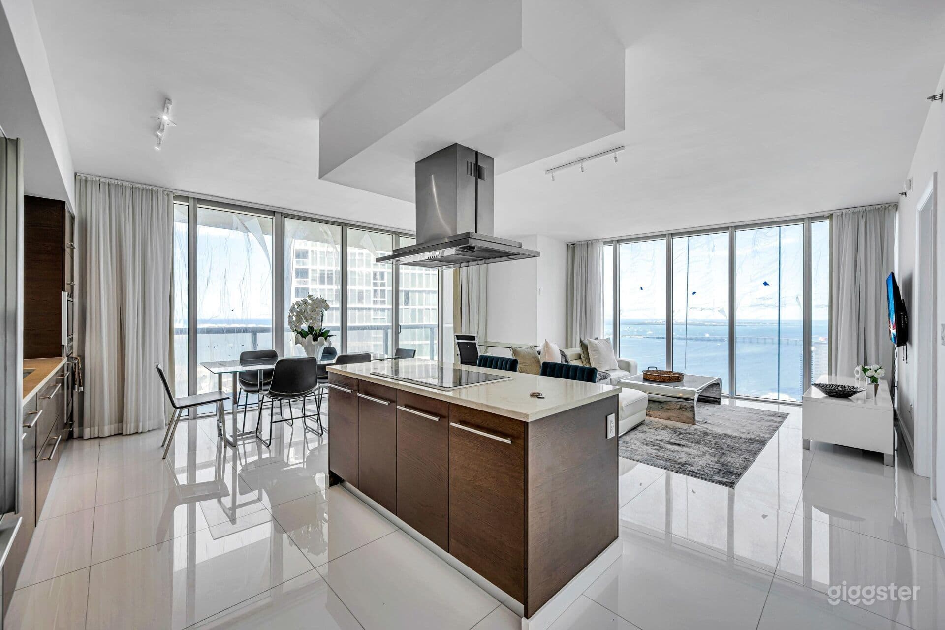44th Floor Luxury Penthouse | Ocean Views | 2 Bed / 2 Bath