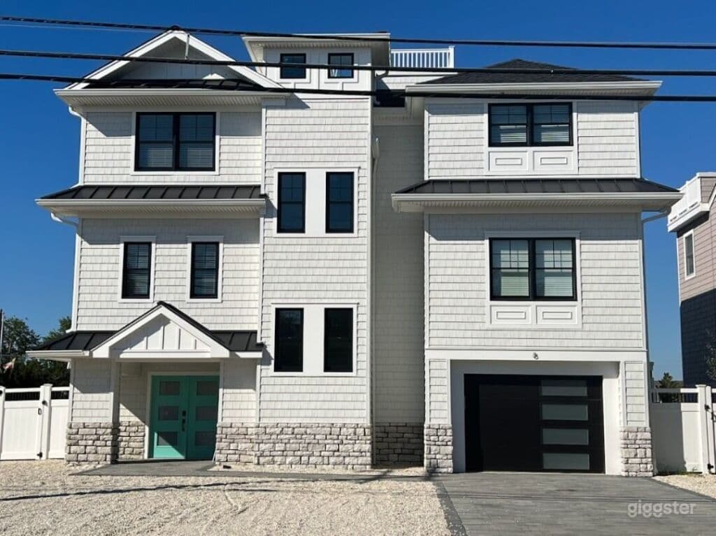 Beautiful Waterfront Beach House nestled on secluded Lagoon., Long Beach