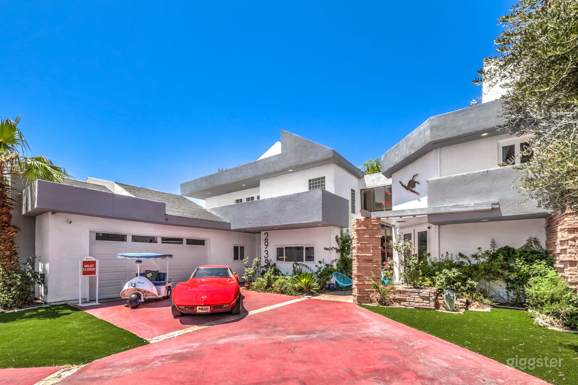 Vegas Mid-Century Mansion on 1/2 an Acre